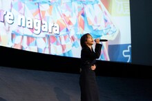 ハッピー☆ファンファーレの楽曲「とおいひかり」を披露する齊藤京子