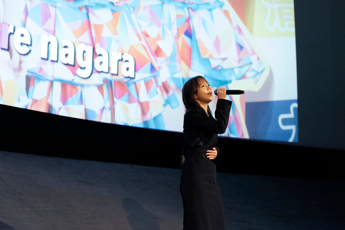 ハッピー☆ファンファーレの楽曲「とおいひかり」を披露する齊藤京子