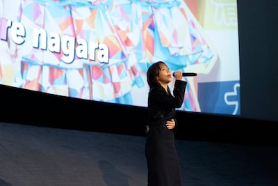 ハッピー☆ファンファーレの楽曲「とおいひかり」を披露する齊藤京子