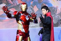 アイアンマン（左）、山田裕貴（右）は“あのポーズ”で記念撮影