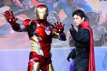 アイアンマン（左）、山田裕貴（右）は“あのポーズ”で記念撮影