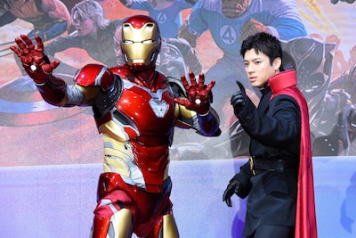 アイアンマン（左）、山田裕貴（右）は“あのポーズ”で記念撮影