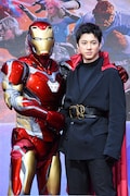 アイアンマン（左）、＜アベンジャーズ＞アンバサダーに就任した山田裕貴（右）
