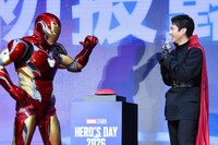 アイアンマン（左）との対面を喜ぶ山田裕貴（右）