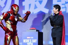 アイアンマン（左）との対面を喜ぶ山田裕貴（右）