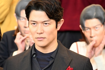 後方の“鈴木亮平たち”の表情に合わせる鈴木亮平