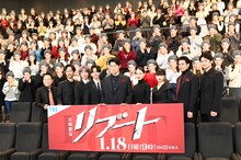 日曜劇場「リブート」制作発表会見の様子。左から津田篤宏、北村有起哉、藤澤涼架、永瀬廉、鈴木亮平、戸田恵梨香、蒔田彩珠、伊藤英明、中川大輔