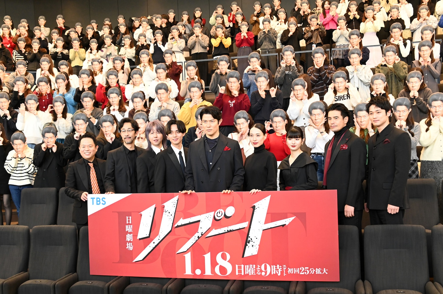 日曜劇場「リブート」制作発表会見の様子。左から津田篤宏、北村有起哉、藤澤涼架、永瀬廉、鈴木亮平、戸田恵梨香、蒔田彩珠、伊藤英明、中川大輔