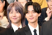 日曜劇場「リブート」制作発表会見の様子。左から藤澤涼架（Mrs. GREEN APPLE）、永瀬廉（King & Prince）