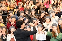 “鈴木亮平たち”を撮る鈴木亮平