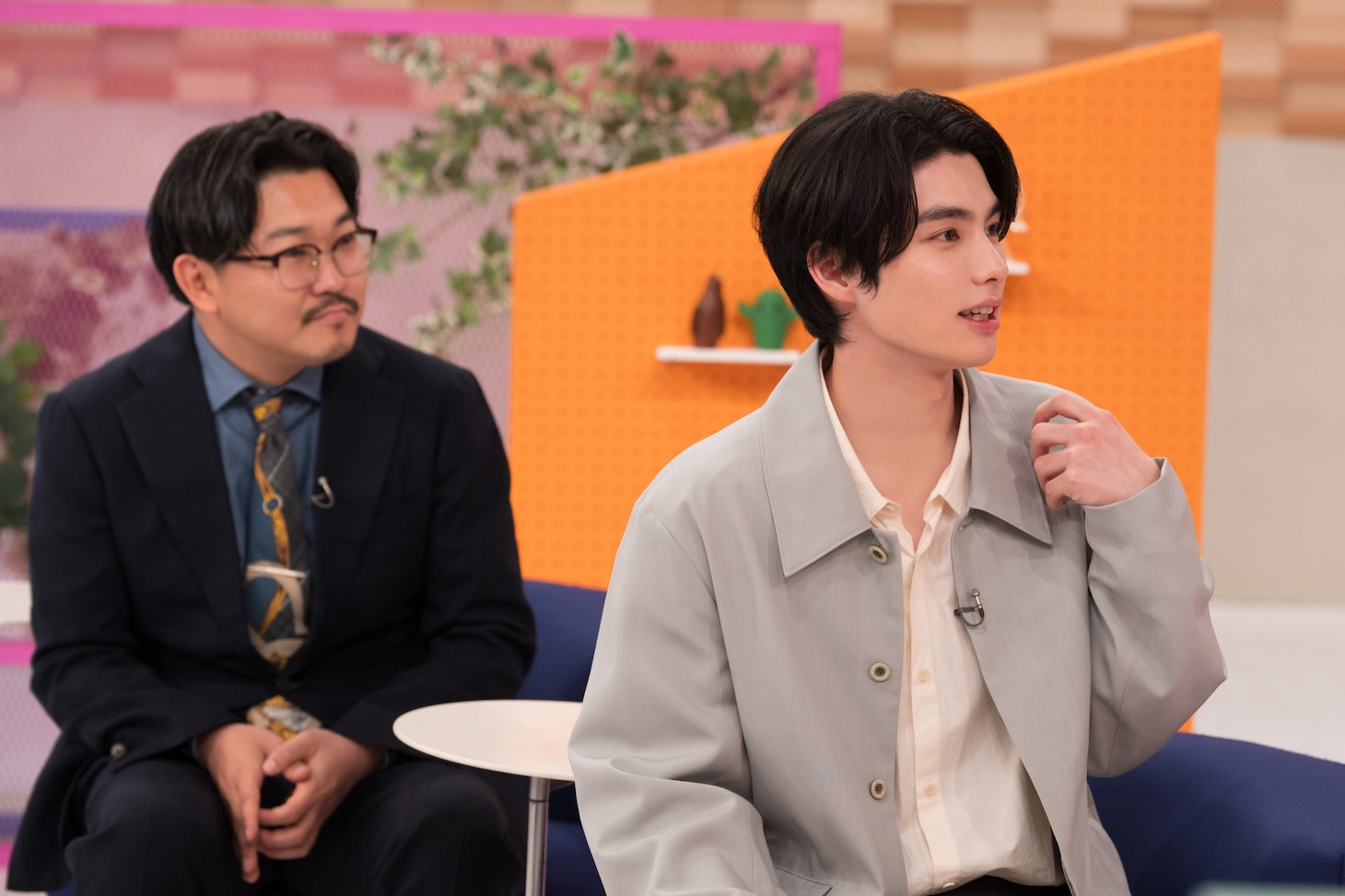 「とまどい就活生のビズワード講座」より、本田響矢（手前）と伊藤俊介（奥）