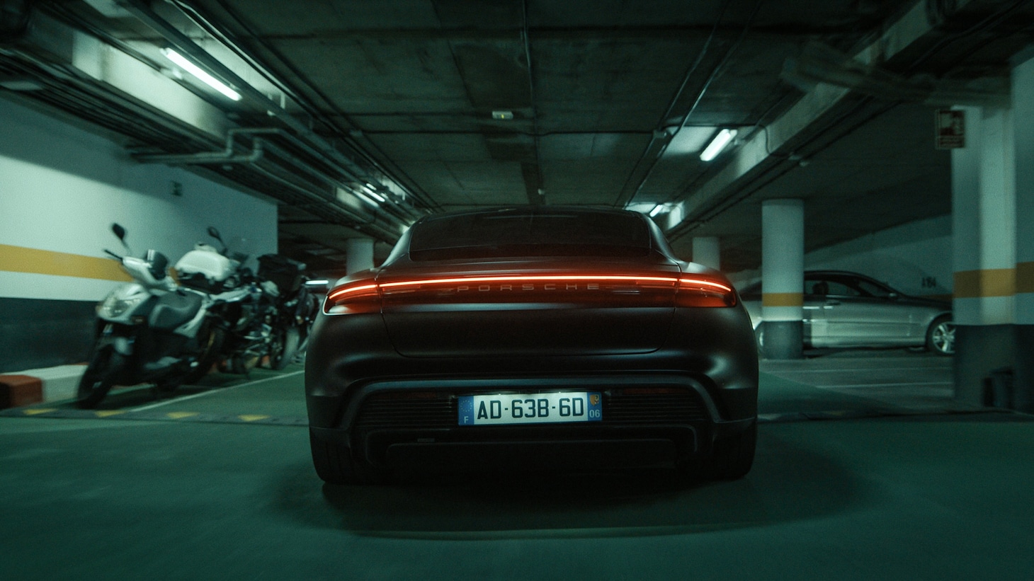 「アウトローズ」より、カーチェイスのシーン