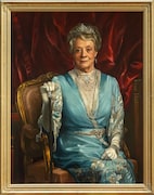 映画「ダウントン・アビー／グランドフィナーレ」に登場するバイオレット・クローリーの肖像画。マギー・スミスが演じてきた、シリーズを象徴するキャラクター