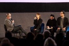 フランス・パリでの「恋愛裁判」プレミア上映イベントに登壇した主演・齊藤京子（中央）、監督・深田晃司（右）