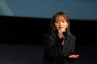 ハッピー☆ファンファーレの楽曲「とおいひかり」を披露する齊藤京子