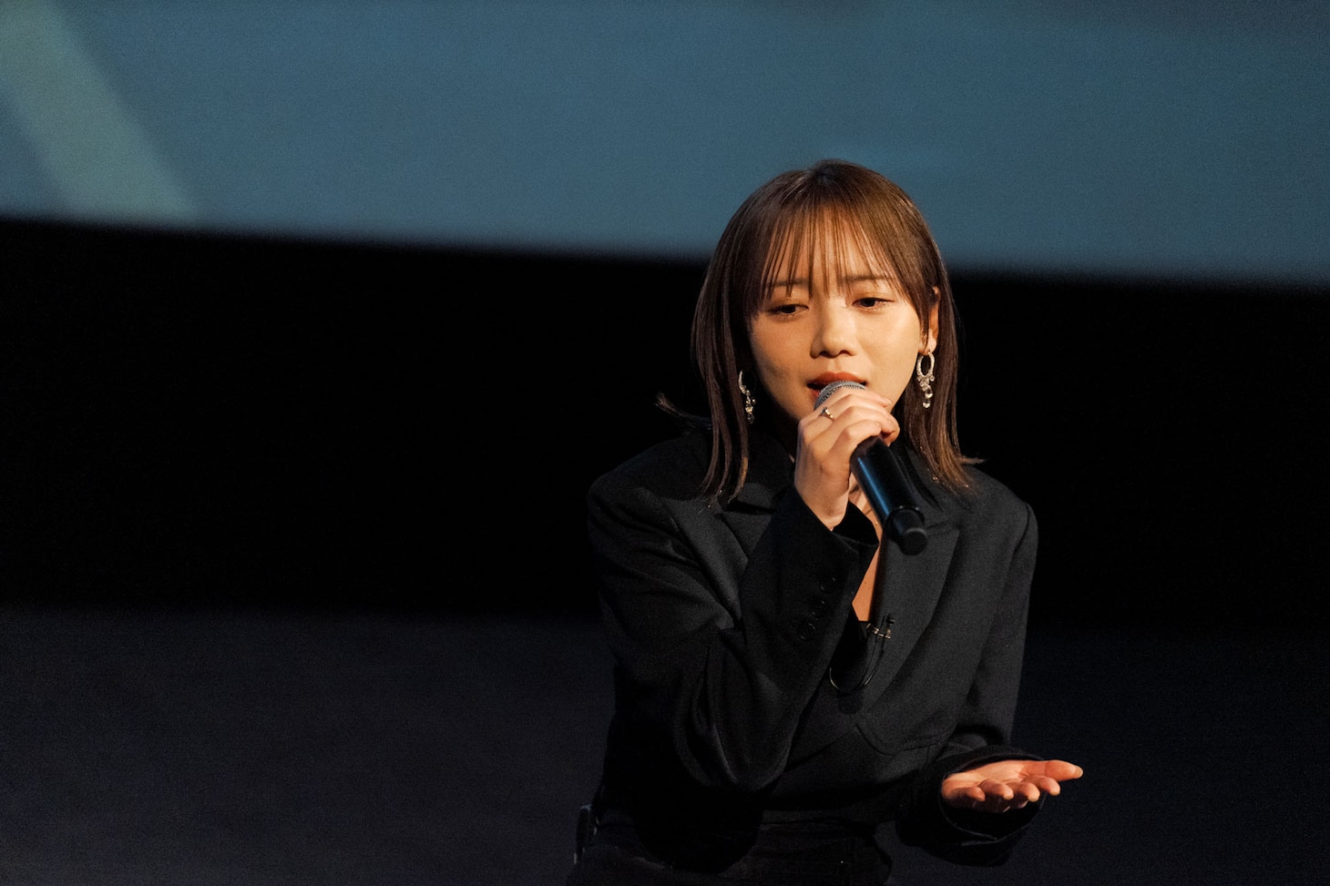 ハッピー☆ファンファーレの楽曲「とおいひかり」を披露する齊藤京子