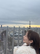 フランス・パリの景色を堪能する齊藤京子