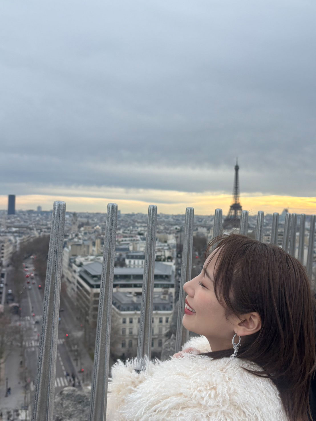 フランス・パリの景色を堪能する齊藤京子