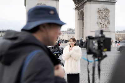 フランス・パリで“とある撮影”を行う齊藤京子（奥）、深田晃司（手前）