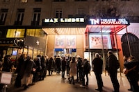 フランス・パリでの「恋愛裁判」プレミア上映イベントに駆け付けた観客たち