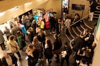 フランス・パリでの「恋愛裁判」プレミア上映イベントに駆け付けた観客たち