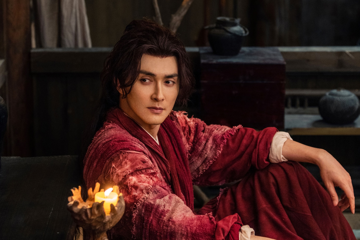 謎多き江湖最強の侠客・艶少。演じたのは中国ドラマ「永遠の桃花～三生三世～」「夢幻の桃花～三生三世枕上書～」の東華帝君役などで知られるガオ・ウェイグァン（高偉光）