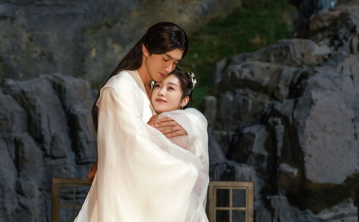 ガオ・ウェイグァン（高偉光）演じる艶少（左）とシュエン・ルー（宣璐）演じる容疏狂（右）