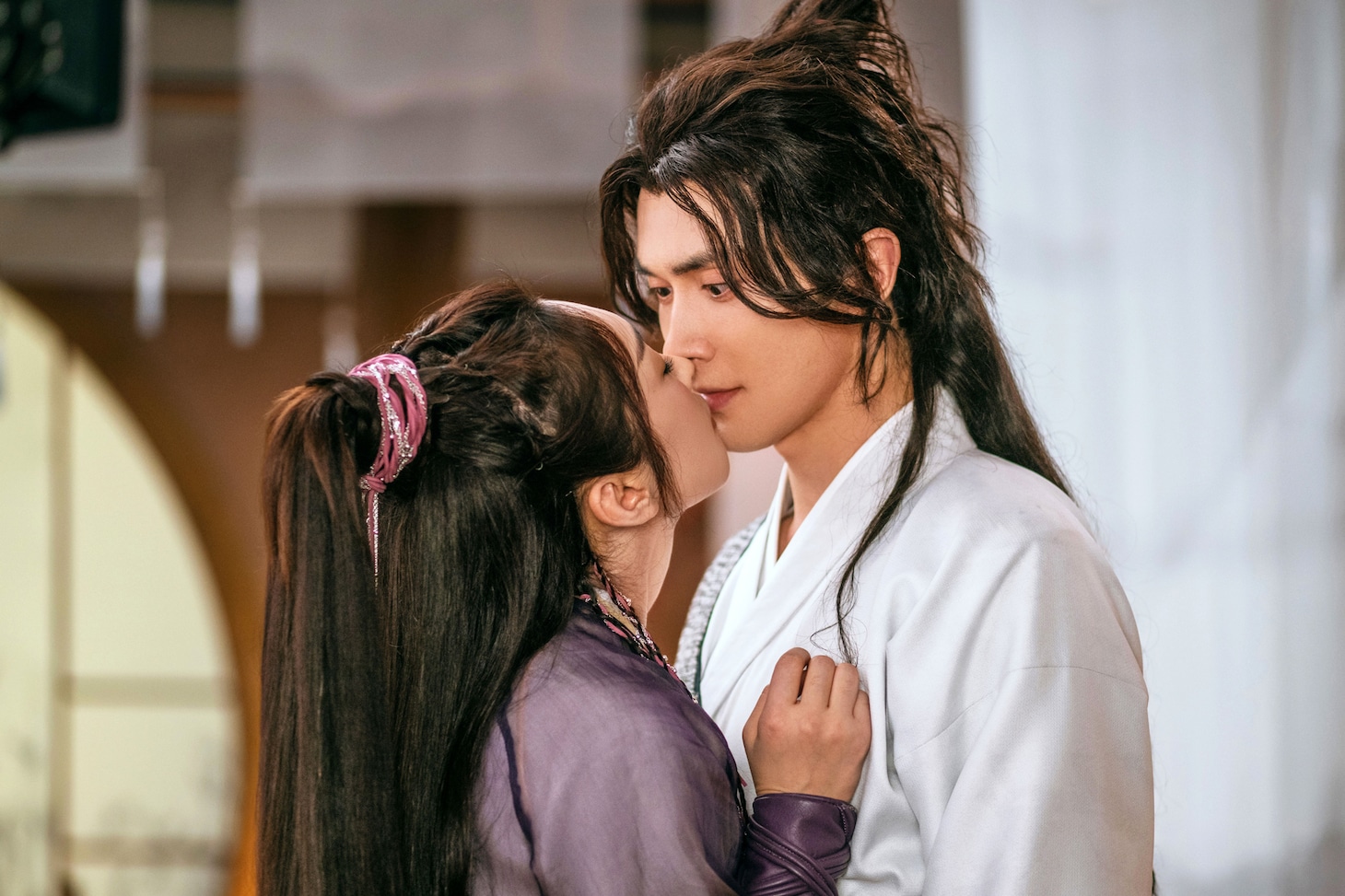 シュエン・ルー（宣璐）演じる容疏狂（左）とガオ・ウェイグァン（高偉光）演じる艶少（右）