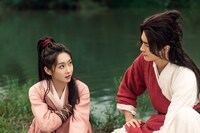 シュエン・ルー（宣璐）演じる容疏狂（左）とガオ・ウェイグァン（高偉光）演じる艶少（右）