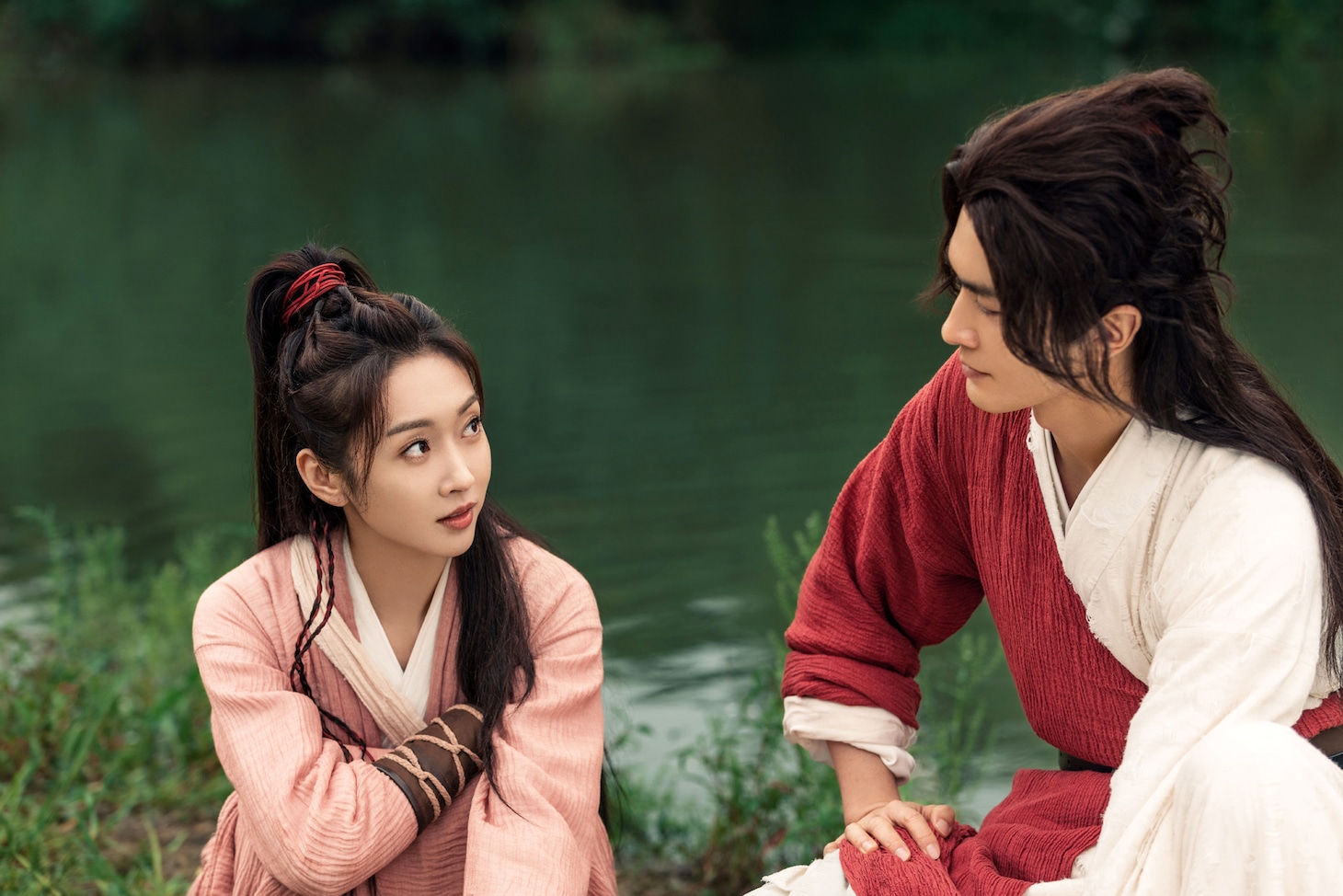 シュエン・ルー（宣璐）演じる容疏狂（左）とガオ・ウェイグァン（高偉光）演じる艶少（右）