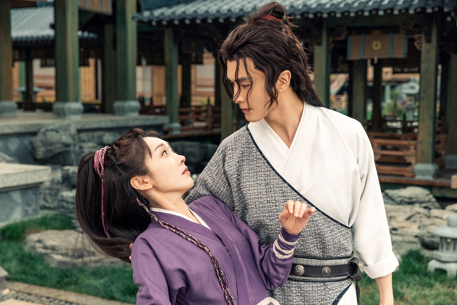 シュエン・ルー（宣璐）演じる容疏狂（左）とガオ・ウェイグァン（高偉光）演じる艶少（右）