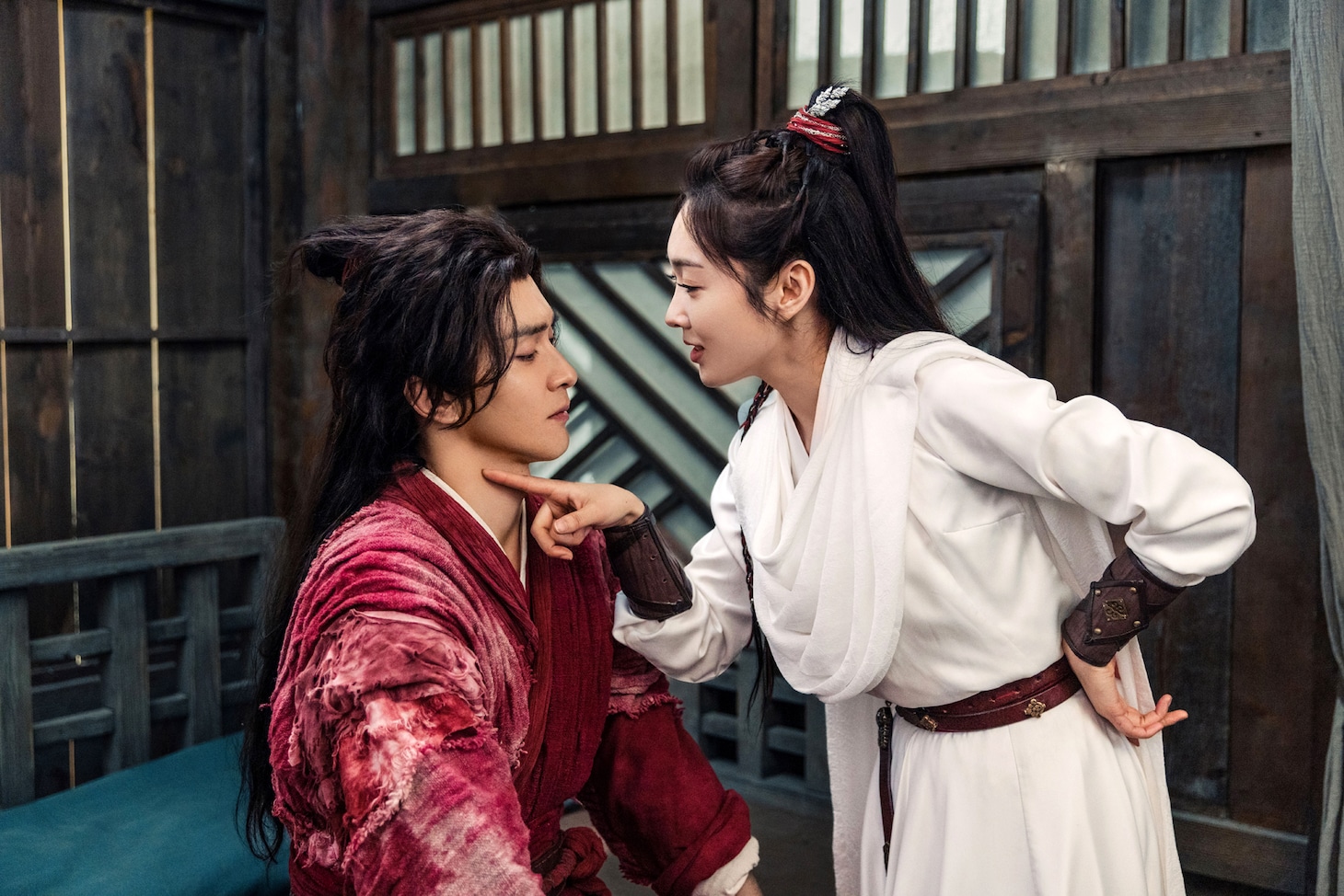 シュエン・ルー（宣璐）演じる容疏狂（左）とガオ・ウェイグァン（高偉光）演じる艶少（右）