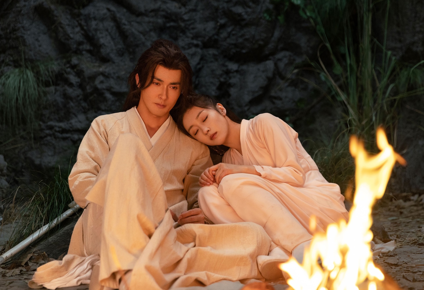 ガオ・ウェイグァン（高偉光）演じる艶少（左）とシュエン・ルー（宣璐）演じる容疏狂（右）