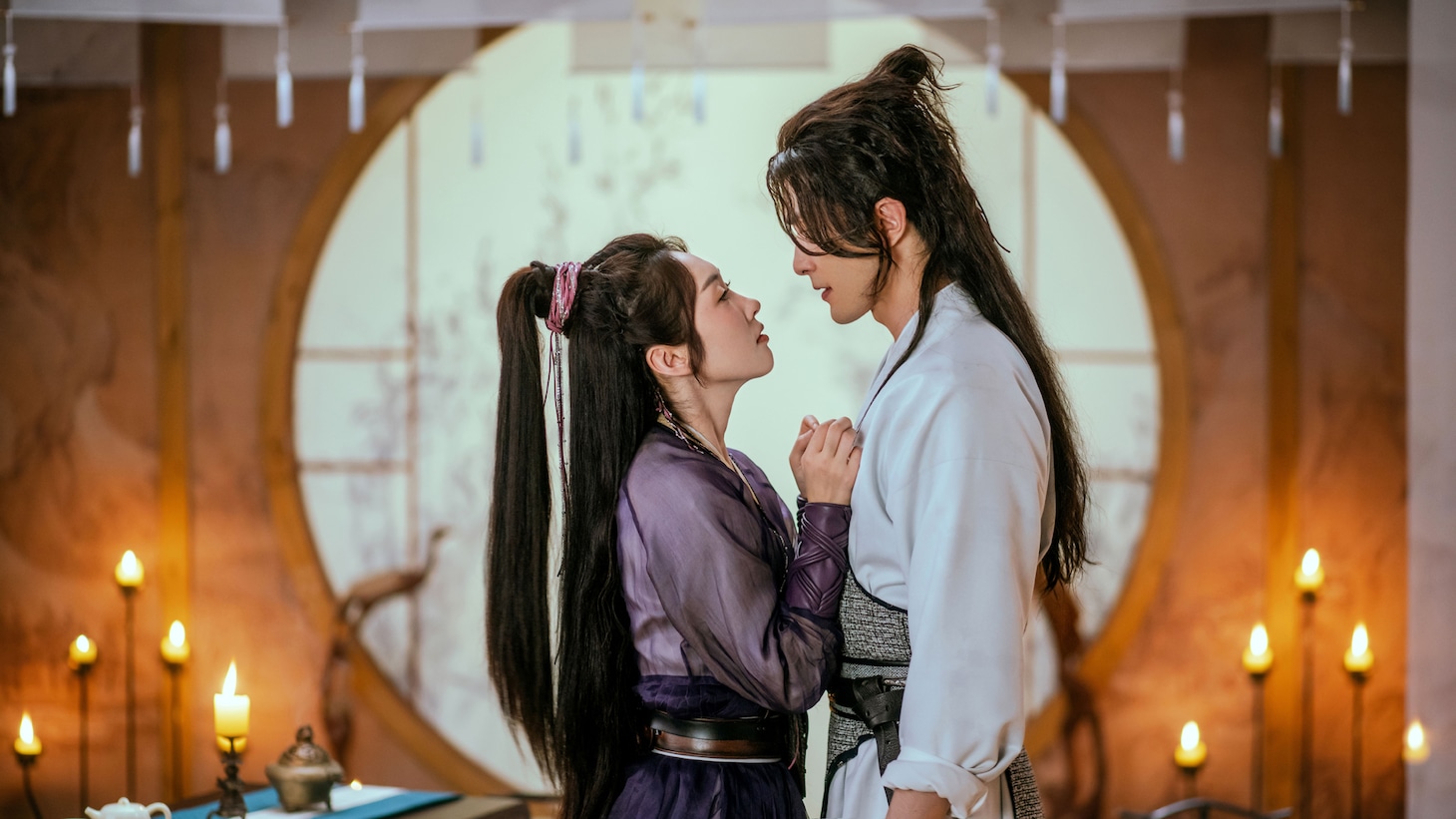 シュエン・ルー（宣璐）演じる容疏狂（左）とガオ・ウェイグァン（高偉光）演じる艶少（右）