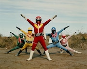 秘密戦隊ゴレンジャー。左からミドレンジャー、キレンジャー、アカレンジャー、アオレンジャー、モモレンジャー ©石森プロ・東映