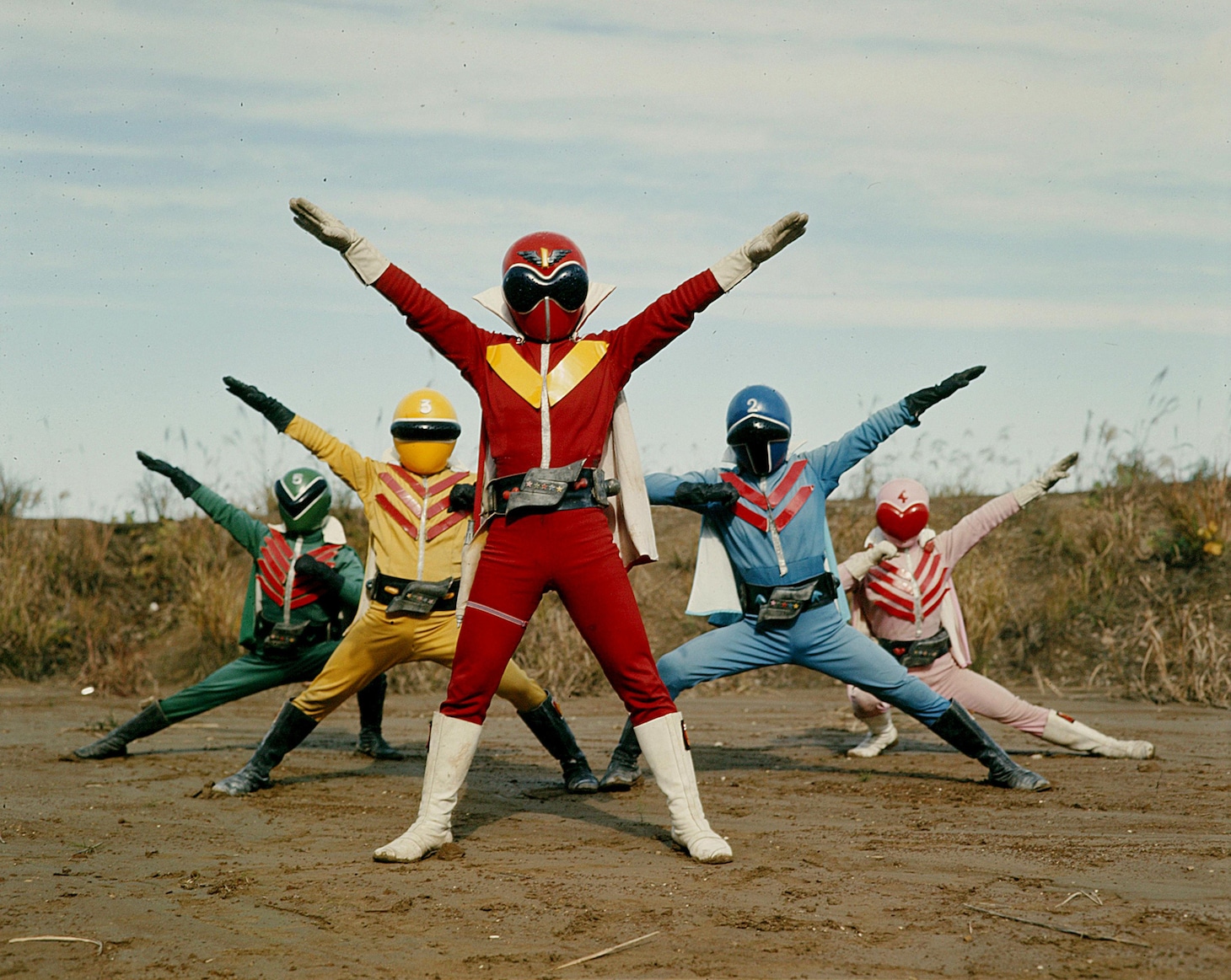 秘密戦隊ゴレンジャー。左からミドレンジャー、キレンジャー、アカレンジャー、アオレンジャー、モモレンジャー ©石森プロ・東映