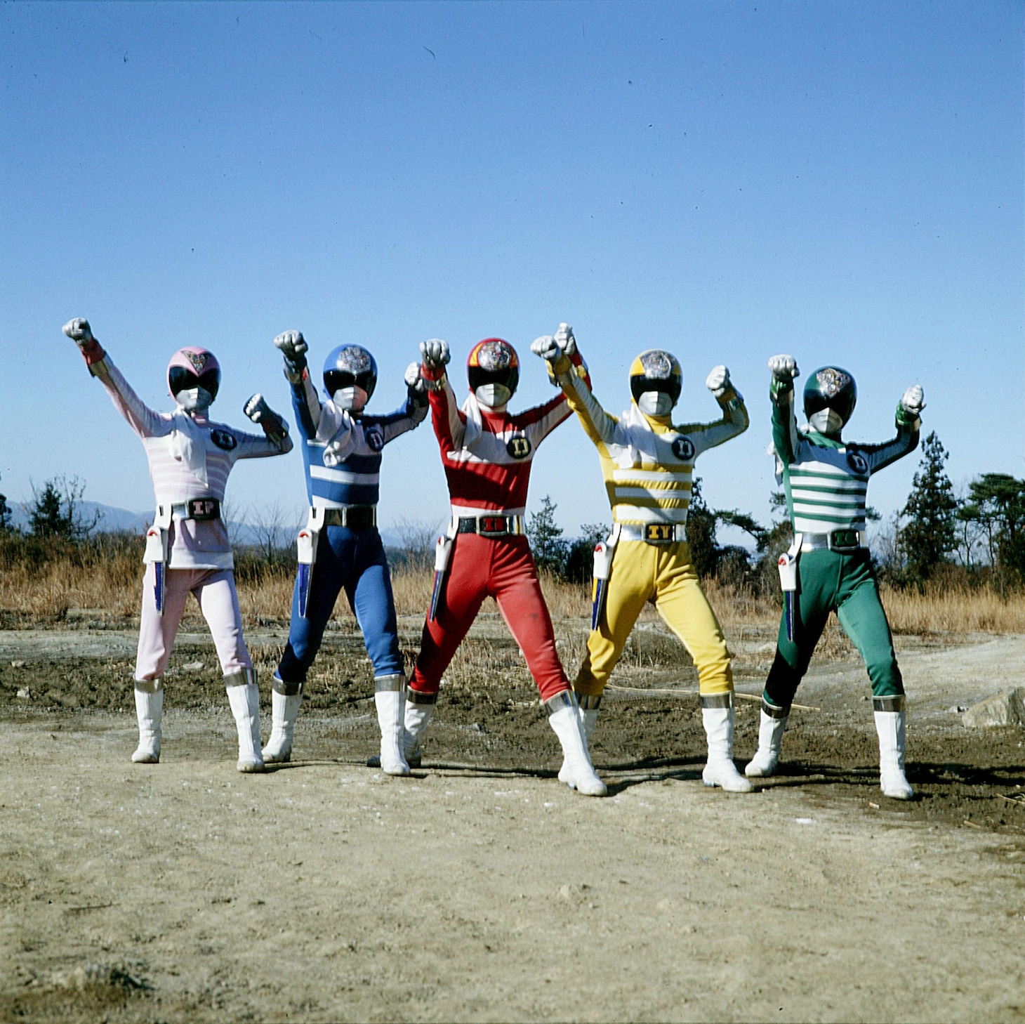 電子戦隊デンジマン。左からデンジピンク、デンジブルー、デンジレッド、デンジイエロー、デンジグリーン ©東映