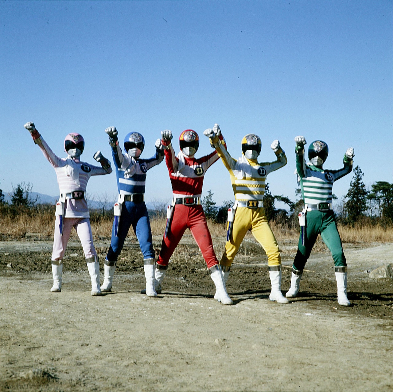 電子戦隊デンジマン。左からデンジピンク、デンジブルー、デンジレッド、デンジイエロー、デンジグリーン ©東映