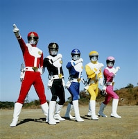 大戦隊ゴーグルファイブ。左からゴーグルレッド、ゴーグルブラック、ゴーグルブルー、ゴーグルイエロー、ゴーグルピンク ©東映