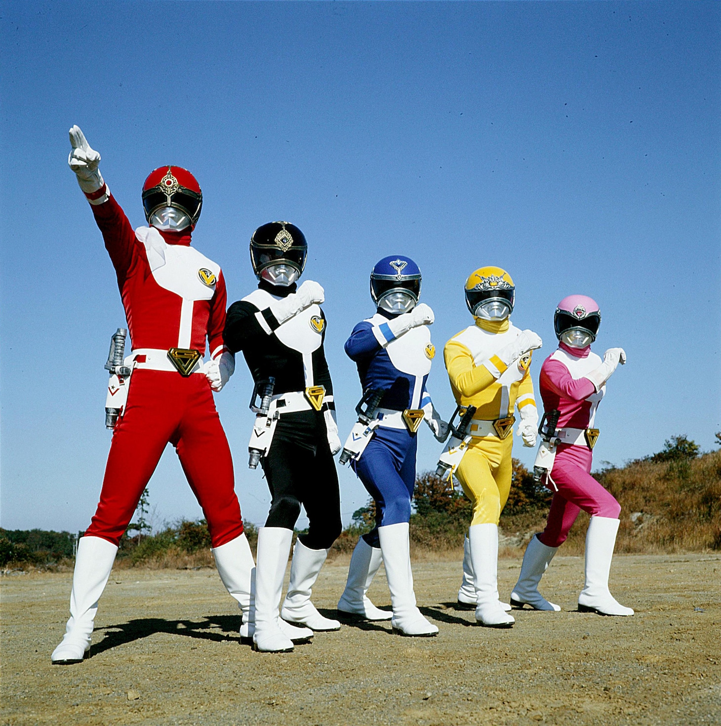 大戦隊ゴーグルファイブ。左からゴーグルレッド、ゴーグルブラック、ゴーグルブルー、ゴーグルイエロー、ゴーグルピンク ©東映