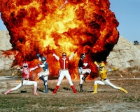 科学戦隊ダイナマン。左からダイナピンク、ダイナブルー、ダイナレッド、ダイナブラック、ダイナイエロー ©東映