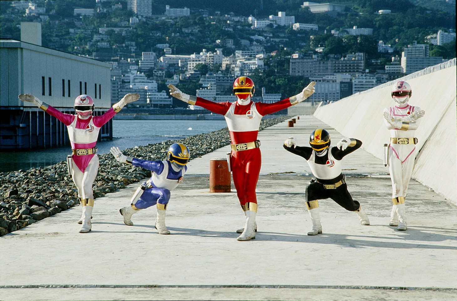 電撃戦隊チェンジマン。左からチェンジフェニックス、チェンジペガサス、チェンジドラゴン、チェンジグリフォン、チェンジマーメイド ©東映