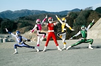 超新星フラッシュマン。左からブルーフラッシュ、ピンクフラッシュ、レッドフラッシュ、イエローフラッシュ、グリーンフラッシュ ©東映