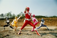 光戦隊マスクマン。左からブラックマスク、イエローマスク、レッドマスク、ピンクマスク、ブルーマスク ©東映