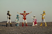 鳥人戦隊ジェットマン。左からブラックコンドル、ブルースワロー、レッドホーク、ホワイトスワン、イエローオウル ©東映