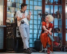 映画「ザ・ブライド！」撮影現場にて、左から監督のマギー・ギレンホール、花嫁＜ブライド＞役のジェシー・バックリー ©Niko Tavernise