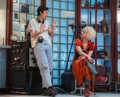 映画「ザ・ブライド！」撮影現場にて、左から監督のマギー・ギレンホール、花嫁＜ブライド＞役のジェシー・バックリー ©Niko Tavernise