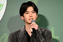 映画「万事快調〈オール・グリーンズ〉」公開記念舞台挨拶に登壇した黒崎煌代