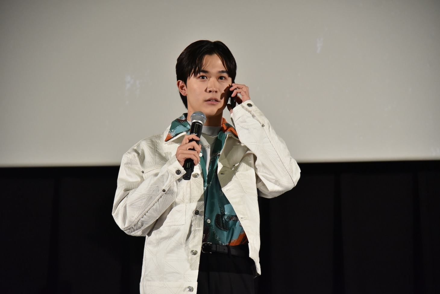 闇バイトの首謀者“エンジェル”からの電話に出る鈴木福