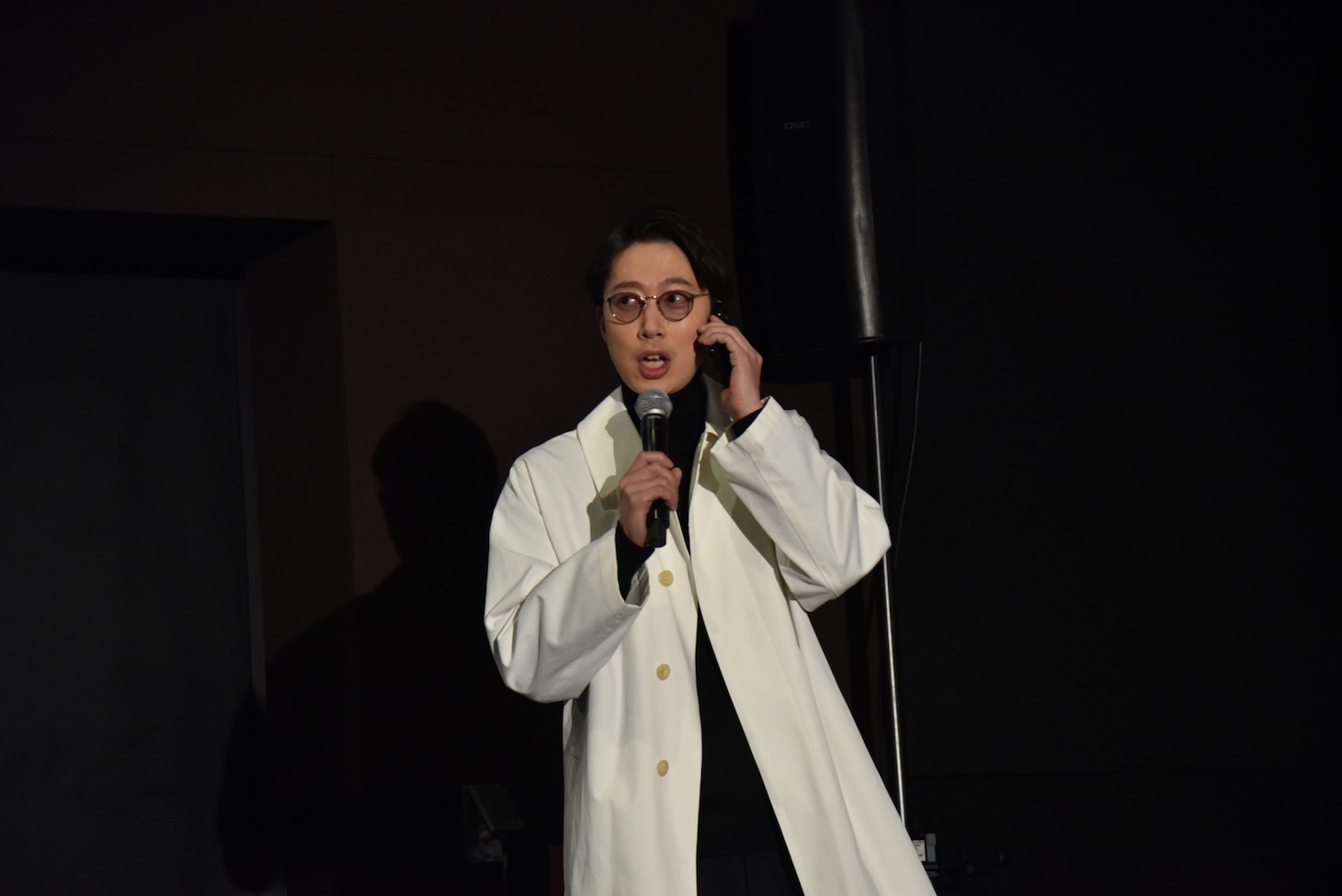 “エンジェル”として電話しながらステージに上がる金田哲